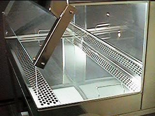 Mesa e área interna da cabine em inox